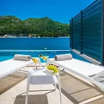 Captivating Belle Riviere Private Infinity Pool 别墅